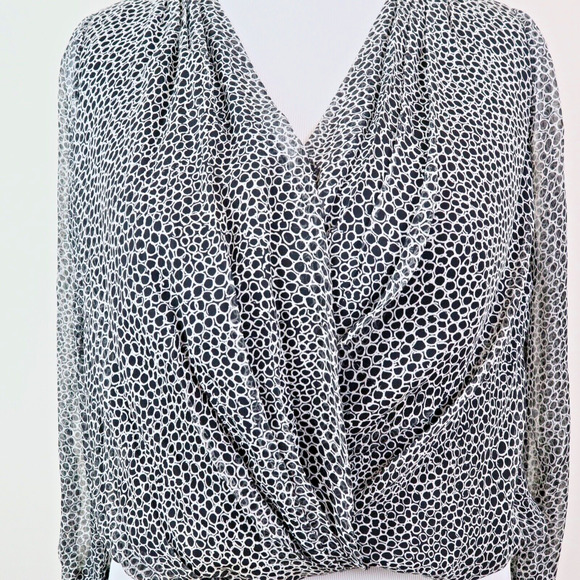 Diane Von Furstenberg Size 6 Svetlana Silk Wrap Blouse Black White - Picture 8 of 11